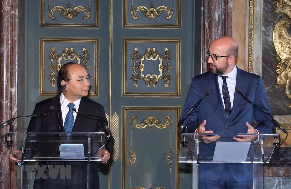 Los primeros ministros de Vietnam, Nguyen Xuan Phuc, y de Bélgica, Charles Michel, en una conferencia de prensa después de las conversaciones. (Fuente: VNA)