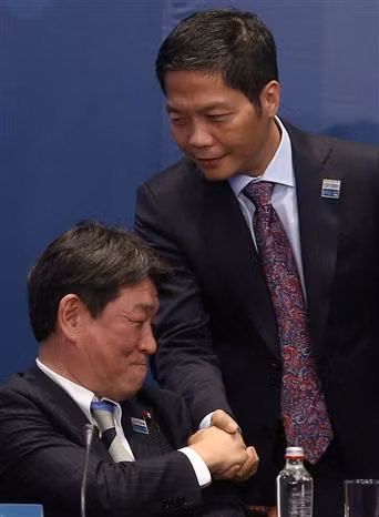 Tran Tuan Anh y el ministro japonés de Economía, Comercio e Industria, Toshimitsu Motegi (Fuente: VNA) 