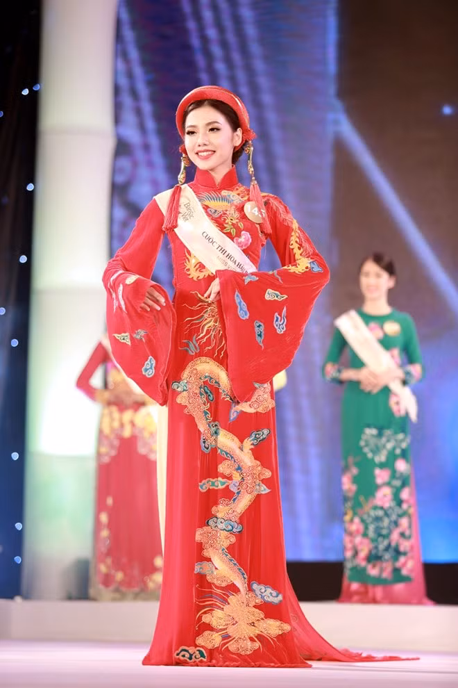 Una concursante en Ao Dai (traje tradicional)