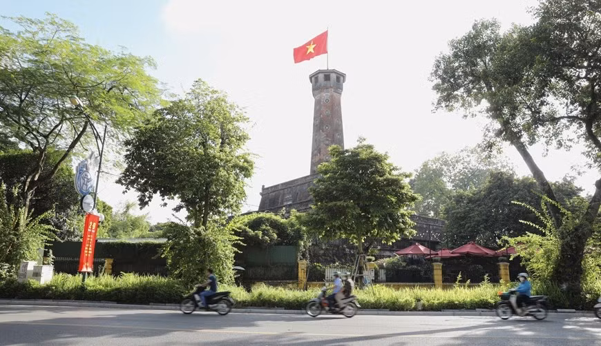 Calles cerca de la Torre de la Bandera de Hanoi en un día de otoño en agosto. (Foto: VNA)