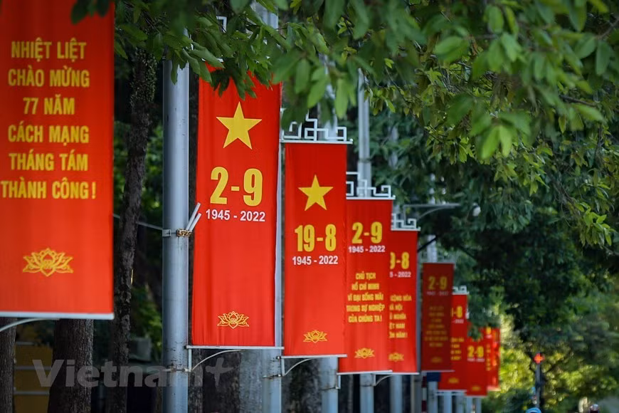Calles como Hoang Dieu, Hung Vuong y Dien Bien Phu que conducen a la histórica plaza Ba Dinh, donde el Presidente Ho Chi Minh leyó la Declaración de Independencia el 2 de septiembre de 1945, están llenas del rojo brillante de la bandera nacional, pancartas, carteles y letreros. (Foto: Vietnam+/VNA)