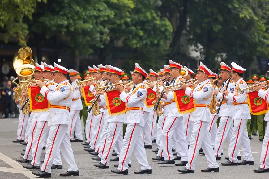Dos grupos musicales con 238 músicos y artistas representan a las fuerzas de Vietnam, de los cuales 127 personas pertenecen a la banda del Ministerio de Seguridad Pública y 110 a la del Ministerio de Defensa. El grupo musical de la Fuerza de Seguridad Pública Popular vietnamita interpreta las melodías tradicionales, caracterizadas por ser a la vez heroicas y alegres. La selección de actuaciones de desfiles en la calle peatonal y conciertos al aire libre frente al monumento de Ly Thai To muestra la buena preparación de los organizadores. El lugar de actuación tiene un significado tanto histórico como cultural, que resulta muy favorable para los conciertos de trompeta, especialmente para las grandes orquestas de ese instrumento. (Foto: Vietnam+)