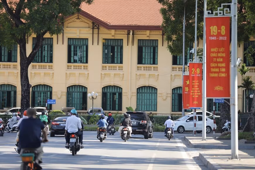 Las calles de Hanoi se han vuelto más coloridas de lo habitual para celebrar el 77 aniversario del Día Nacional (2 de septiembre) y la Revolución de Agosto (19 de agosto). (Foto: VNA)
