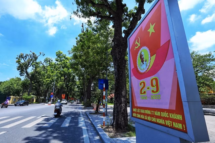 Un cartel del Día Nacional en la calle Hoang Dieu. (Foto: VNA)