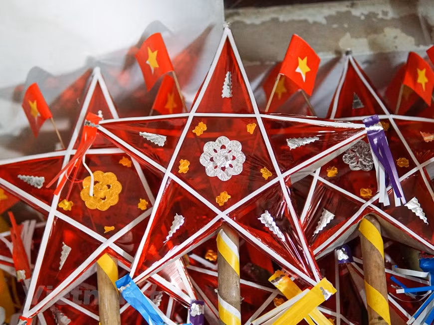 Uno de los eventos más populares dedicados a la infancia en Vietnam es la Fiesta del Medio Otoño, ligada indisolublemente a los artesanos que le acompañaron durante años en la preservación de los valores tradicionales. Las linternas de mediados de otoño fueron una vez la alegría y la emoción de muchos niños vietnamitas. Se pensó que esta característica cultural tradicional se desvanecería gradualmente debido al desarrollo social. Sin embargo, hoy en día, ha vuelto a ser popular entre los clientes. Esto motiva a los faroleros, como Nguyen Thi Tuyet, a seguir preservando y desarrollando la artesanía tradicional, y contribuye a aumentar los ingresos de los trabajadores rurales. (Foto: Vietnam+)