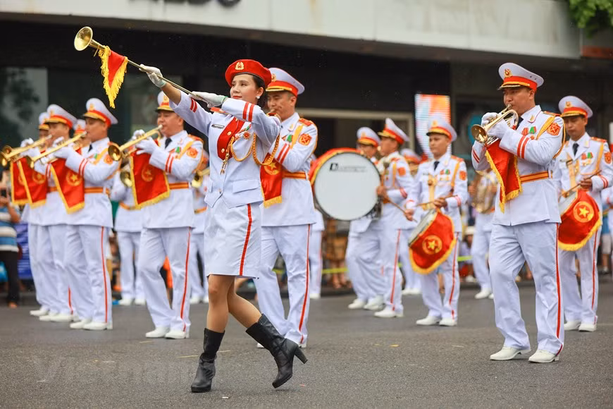 La cita en Hanoi destacó entre numerosas actividades culturales y políticas en saludo al 60 aniversario del Día tradicional de la Policía Popular de la nación indochina (20 de julio). Con numerosas interpretaciones artísticas, la Gala de dos días de duración generó un efecto spillover para promocionar las imágenes del país y la gente de Vietnam ante los ojos de los amigos internacionales. También busca fortalecer los intercambios culturales, así como mejorar la comprensión mutua de la identidad nacional, el país y las personas, el trabajo de la policía popular de Vietnam, en particular, así como de las fuerzas de la ASEAN y sus socios en general. (Foto: Vietnam+)