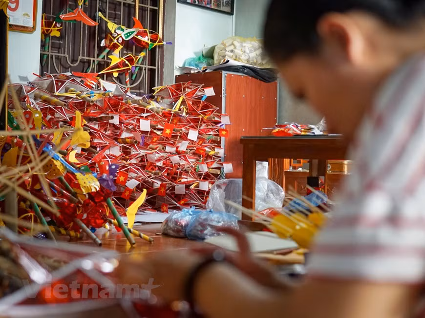 Todos los productos se agotaron tras su fabricación; pues luego de muchos años de ausencia, los juguetes tradicionales han vuelto a popularizarse. Algunos empresarios incluso pagaron por adelantado, pero los aldeanos estaban demasiado ocupados para cumplir con los pedidos. El Festival del Medio Otoño es una festividad anual celebrada por varios países en Asia, tales como China, Vietnam, Corea del Sur y Japón. Cada sitio tiene su costumbre diferente en la fiesta. En Vietnam, el Festival del Medio Otoño propicia una ocasión para que los miembros de la familia se reúnan, y los niños se diviertan con sus juguetes en las calles, donde por estos días se realizan actuaciones de Mua Rong (danzas de dragón) y Mua Lan (danzas de león). (Foto: Vietnam+)