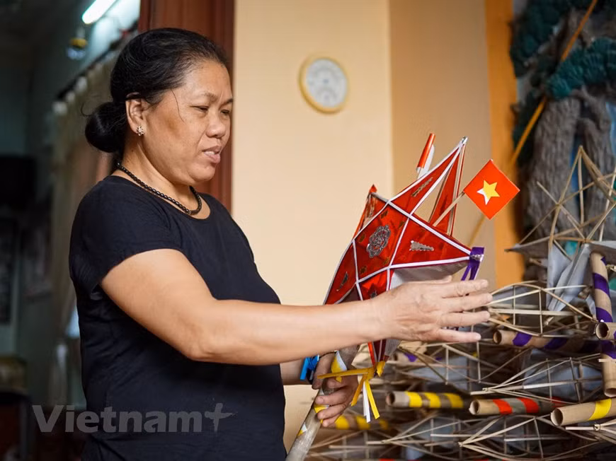 A unos 15 kilómetros del centro de la capital de Hanoi, aparece la aldea de Hau Ai (comuna de Van Canh, distrito de Hoai Duc). Allí, cada Festival del Medio Otoño, todas las personas mencionan a Nguyen Thi Tuyen, quien “enciende" diferentes tipos de farolillos tradicionales, utilizados en la festividad desde principios del siglo XX. Con muchos altibajos, la familia de Tuyen exhibe uno de los pocos hogares que aún conserva la profesión de hacer faroles en la capital. La linterna tradicional de Vietnam es el juguete favorito en el Festival del Medio Otoño, gracias a su color brillante y su elaboración con materiales seguros para los niños. (Foto: Vietnam+)