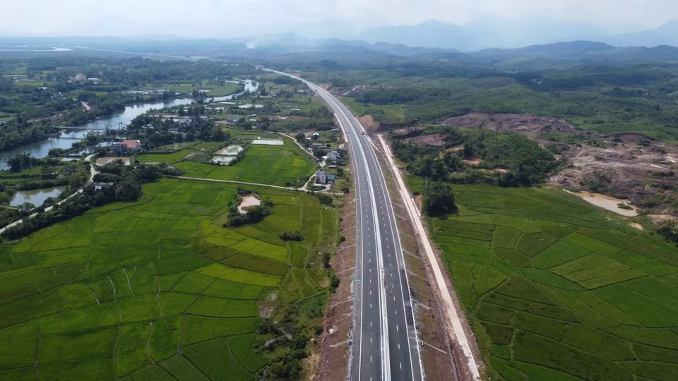 La autopista Van Don - Mong Cai atraviesa los frescos campos verdes del distrito de Hai Ha (Foto: VNA)