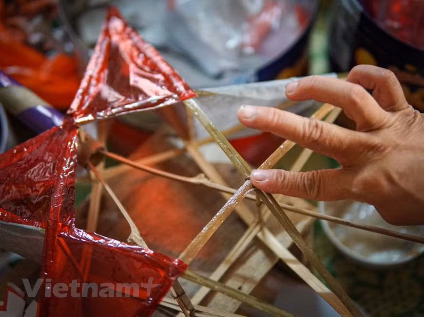Las linternas tradicionales del Festival del Medio Otoño, fabricadas a mano en esta aldea vietnamita, están hechas de materiales simples como bambú y papel satinado, muy distinta a la factura de los juguetes importados. Según Nguyen Thi Tuyet, perfeccionar un juguete tradicional requiere varias etapas. Cada producto elaborado se considera un fruto del entusiasmo de los trabajadores calificados. Solo existe una temporada al año, las ganancias obtenidas por ese trabajo no son muchas, pero tal vez lo compensa el amor dedicado a los niños pues tal pasión ha ayudado a esas personas a mantener la profesión durante los últimos 40 años y más. (Foto: Vietnam+)
