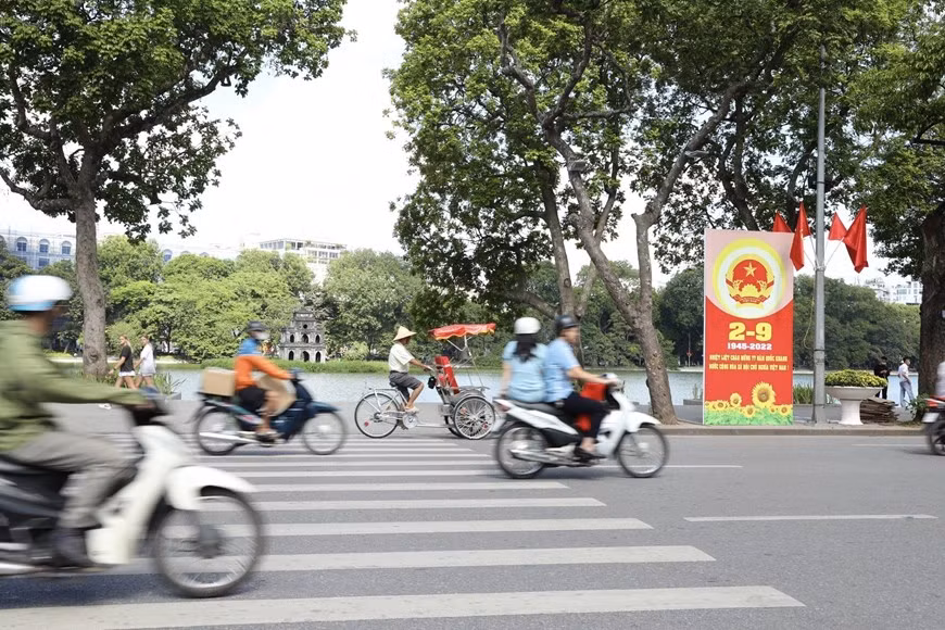 Un gran cartel que celebra el Día Nacional se coloca en la calle Dinh Tien Hoang, junto al lago Hoan Kiem (Espalda Restituida), en el corazón de Hanoi. (Foto: VNA)
