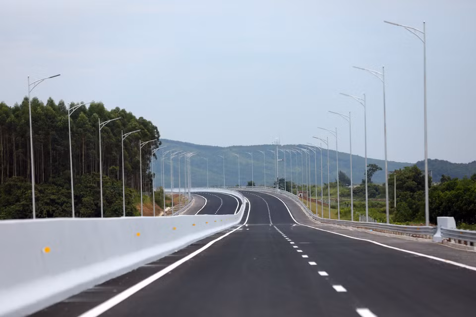 La autopista Van Don - Mong Cai tiene 80 kilómetros de longitud, con cuatro carriles y velocidad máxima de 120 kilómetros por hora (Foto: VNA)