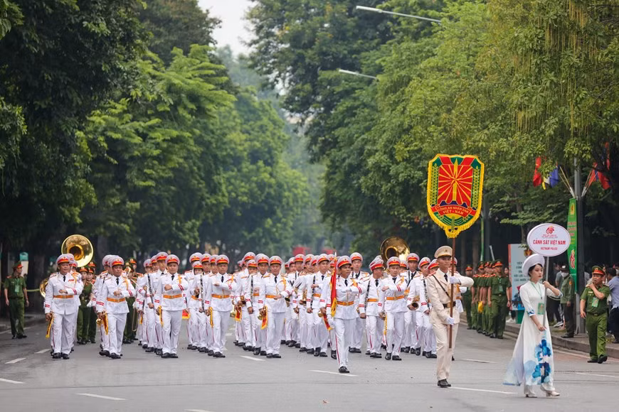 A propósito del 60 aniversario del Día tradicional de la Policía Popular de Vietnam (el 20 de julio), el Festival de Música de Policía de ASEAN+ 2022 se inauguró el día 9 de julio en el área céntrica del lago Hoan Kiem, de Hanoi. El evento de dos días cuenta con la participación de países de la Asociación de Naciones del Sudeste Asiático (ASEAN), además de sus socios, a saber, Japón y China. Las galas de la cita apuntaron a mejorar la comprensión sobre la identidad nacional y el proceso de desarrollo de la Policía Popular de Vietnam, en particular, y agilizar los intercambios culturales y musicales entre las fuerzas policiales de territorios miembros de la ASEAN y sus socios, en general. (Foto: Vietnam+)
