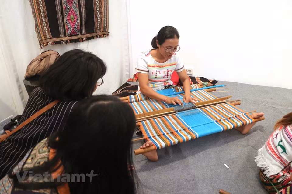 La preservación del brocado tradicional vietnamita no solo ayuda a resaltar los valores culturales, sino que también contribuye al desarrollo socioeconómico y mejora la calidad de vida de las minorías étnicas. Muchos fabricantes de brocado están tratando de preservar su cultura del tejido y buscan apoyo financiero. El segundo Festival de la Cultura del Brocado de Vietnam que se llevó en la provincia de Dak Nong tiene como objetivo atraer inversiones para preservar la artesanía tradicional. Ka Mom, del grupo étnico Chau Mạ de la comuna de Loc Tan en el distrito de Bao Lam de la provincia de Lam Dong, señaló que la comuna tiene más de 500 mujeres que saben tejer brocados. Algunos son de familias que han estado tejiendo durante tres generaciones (Fuente: Vietnam+)