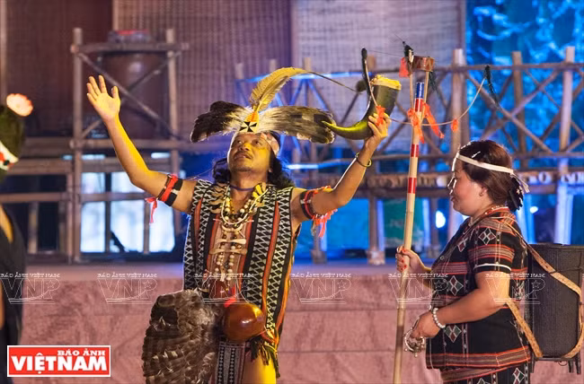 El anciano llama al pueblo que llega al festival.