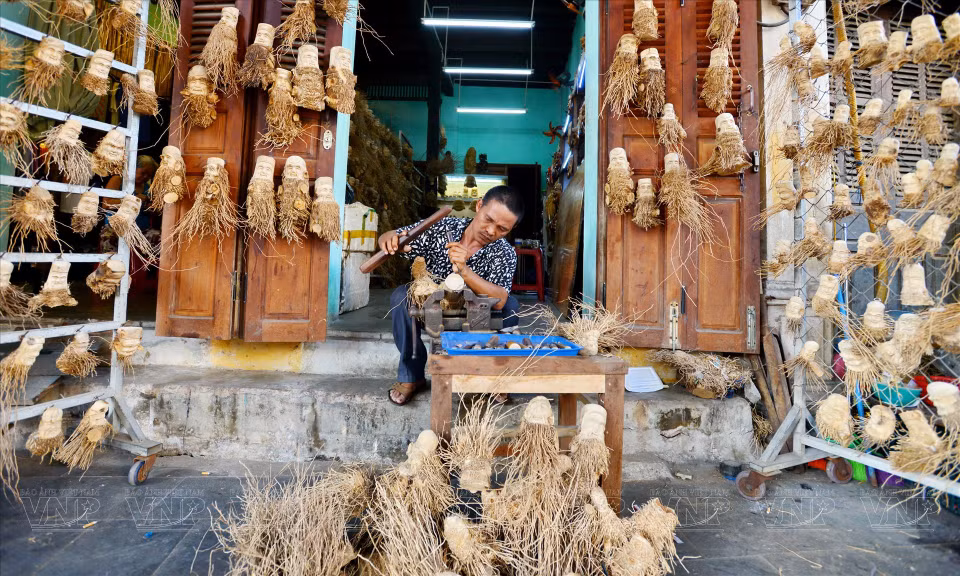 Artista esculpe estatuas de bambú. (Foto: VNA)