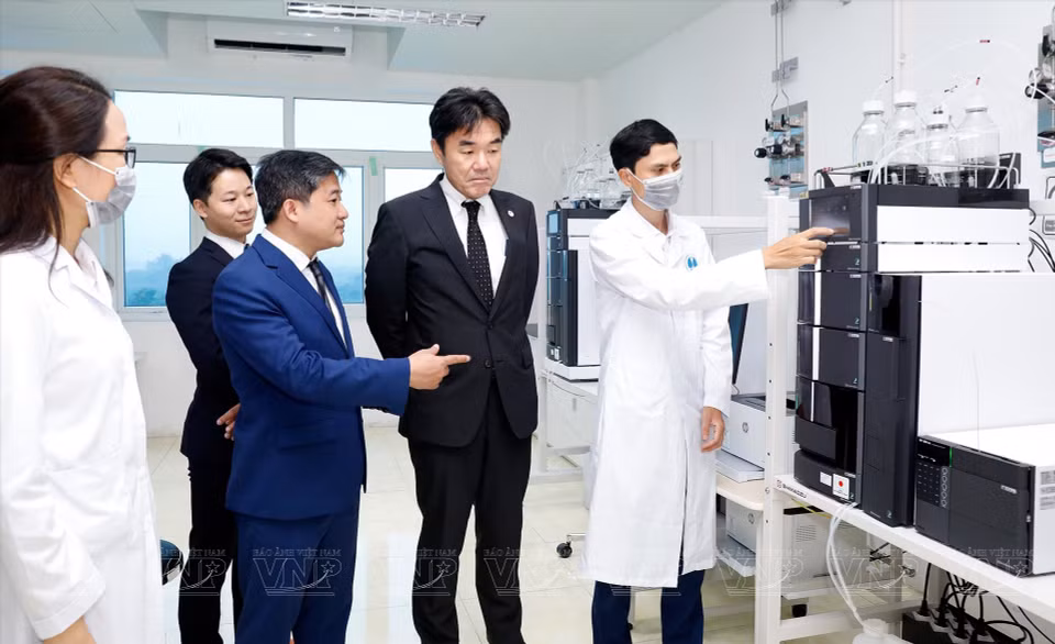 Los delegados visitan el laboratorio de pruebas recién inaugurado en RETAQ. (Foto: VNA)