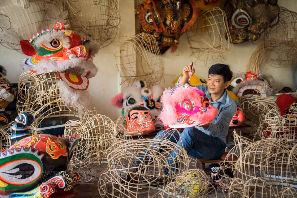 Artista elabora cabezas de león tradicionales en Hoi An. (Foto: VNA)