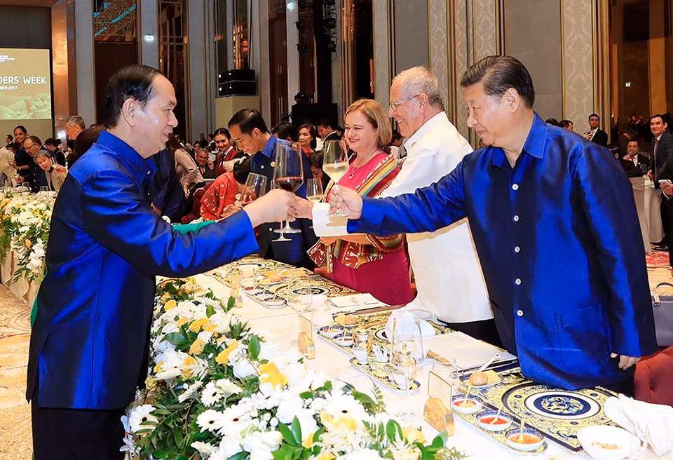 El presidente de Vietnam, Tran Dai Quang, y su homólogo chino, Xi Jinping, utilizan artículos de Minh Long en el banquete del APEC (Fuente: VNA)