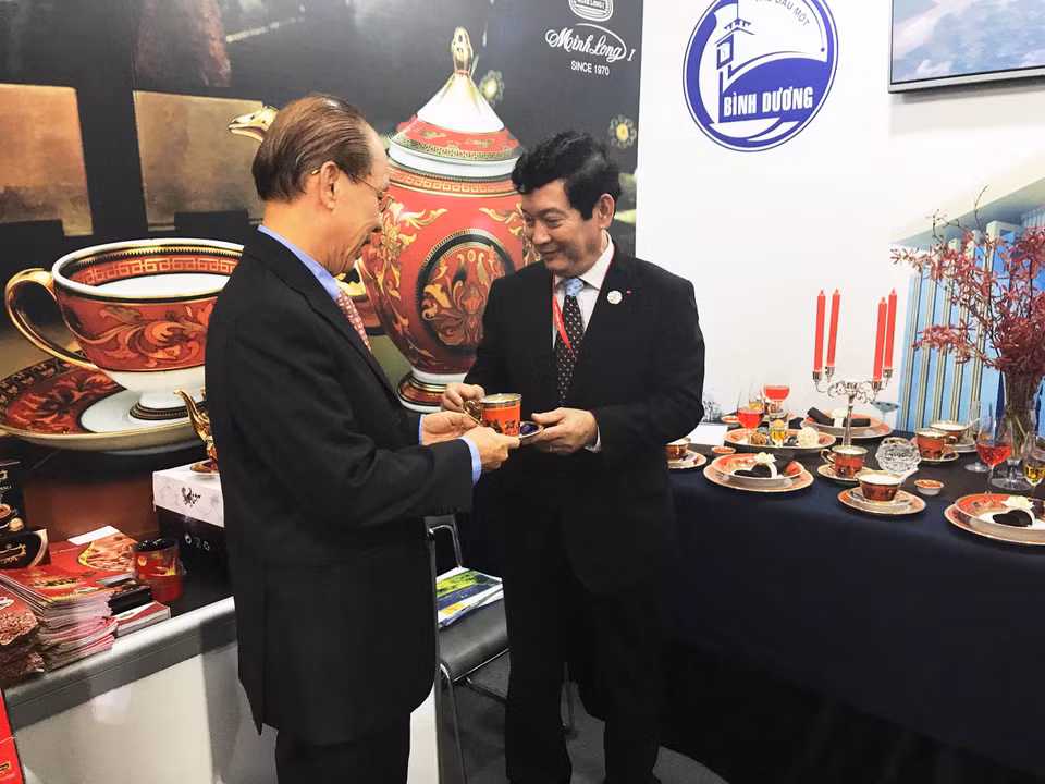 Viceministro de Cultura, Deportes y Turismo Huynh Vinh Ai visita stand de Minh Long (Fuente: VNA)