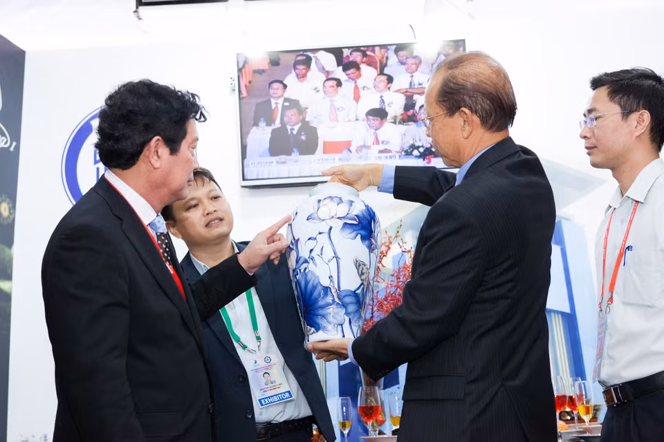 Viceministro de Cultura, Deportes y Turismo Huynh Vinh Ai visita stand de Minh Long (Fuente: VNA)