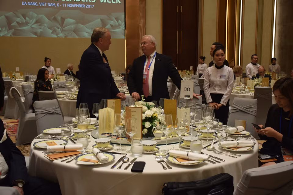 Artículos de Minh Long en el banquete del APEC (Fuente: VNA)ho ảnh