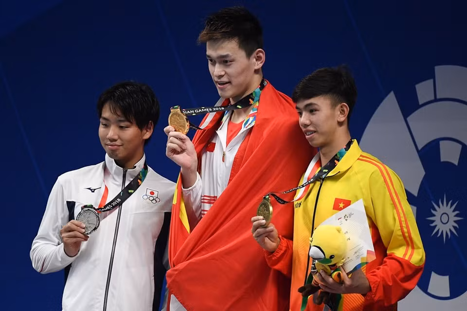 Nguyen Huy Hoang (el primero por la derecha) gana bronce en natación de 800 metros de estilo libre (Fuente: VNA)
