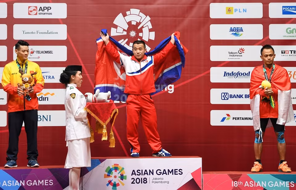 Pesista Thach Kim Tuan (izquierda) gana la medalla de plata (Fuente: VNA)