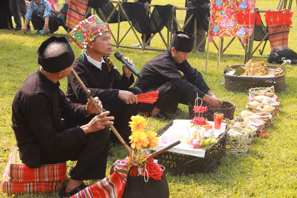 El chamán Lo Van Luong y otros de la aldea realizaron juntos la ceremonia. (Fuente: VNA)