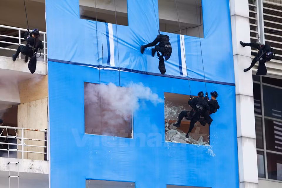 Los soldados, bajando desde arriba, rompieron las ventanas para liberar a rehenes (Fuente: VNA)