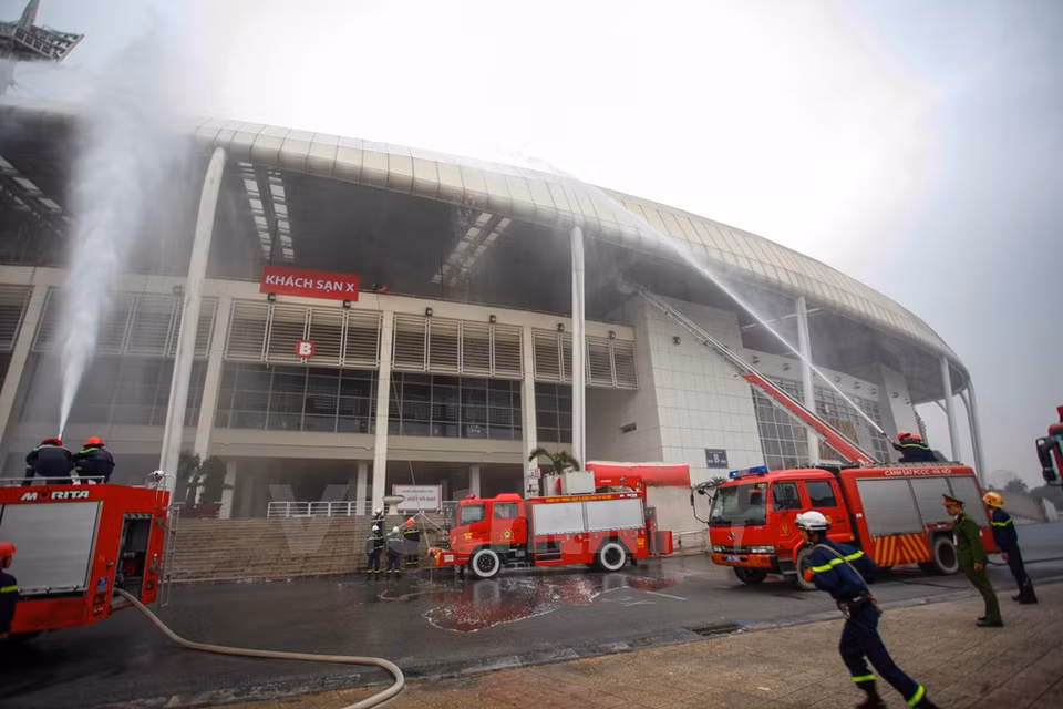 Bomberos apagan el fuego y salvan a muchas personas atrapadas en piso más alto (Fuente: VNA)