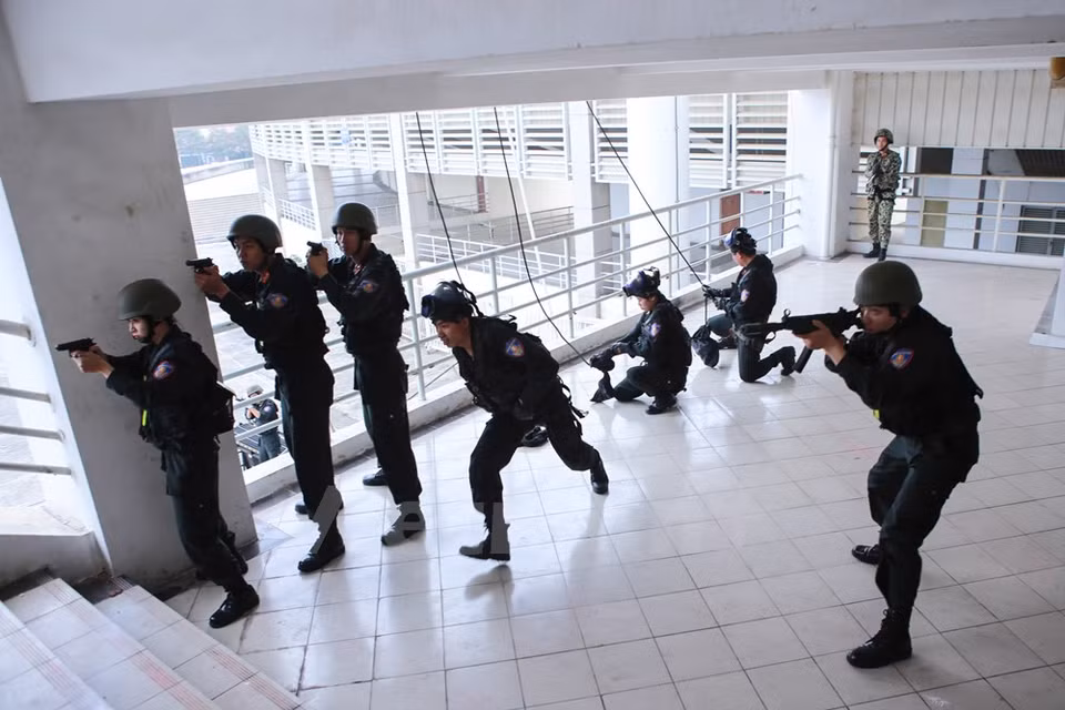 Inmediato después de la orden, los combatientes penetran en el lugar del secuestro (Fuente: VNA)