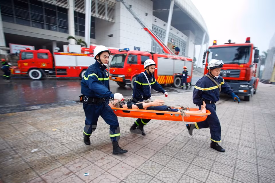 Socorristas trasladan heridos a la ambulancia (Fuente: VNA)
