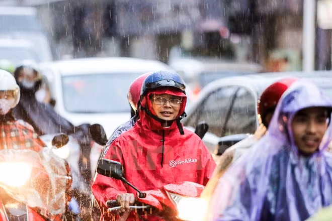 Las lluvias reducen las temperaturas de 42 grados Celcius registradas al mediodía a 25 grados (Fuente: VNA)
