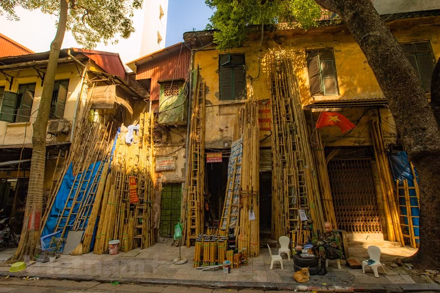 Los documentos históricos muestran que el casco antiguo de Hanoi se formó alrededor del siglo X y floreció entre los siglos XV y XVI. Fue la zona original de la capital. Se extiende por más de 82 hectáreas al este de la Ciudadela Imperial de Thang Long, y ahora cubre los 10 barrios del distrito de Hoan Kiem, el corazón de Hanoi. "Hanoi 36 calles" es un nombre común de la capital que ha sido ampliamente reconocido. Sin embargo, el casco antiguo de hecho posee más de 36 calles. Tiene una característica muy singular que aún conserva los valores culturales tradicionales milenarios. (Foto: Vietnam+)