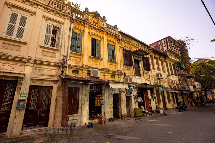 Construidas en los siglos XVIII y XIX en forma de tubo y techadas con hojas de paja o tejas, las casas de este barrio eran pequeñas. La mayoría tiene una estructura de ladrillo con vigas de madera. Para hacer las vigas, se utilizaron maderas preciosas, como el “dinh” (Markhamia stipulate) o la madera de teca. Sin embargo, lo que asombra tanto a los investigadores como a la generación actual es que todos los cálculos para la construcción de las casas antiguas fueron realizados por trabajadores que nunca habían asistido a ningún curso de formación, sino que solo dependían de sus experiencias tradicionales. (Foto: Vietnam+)