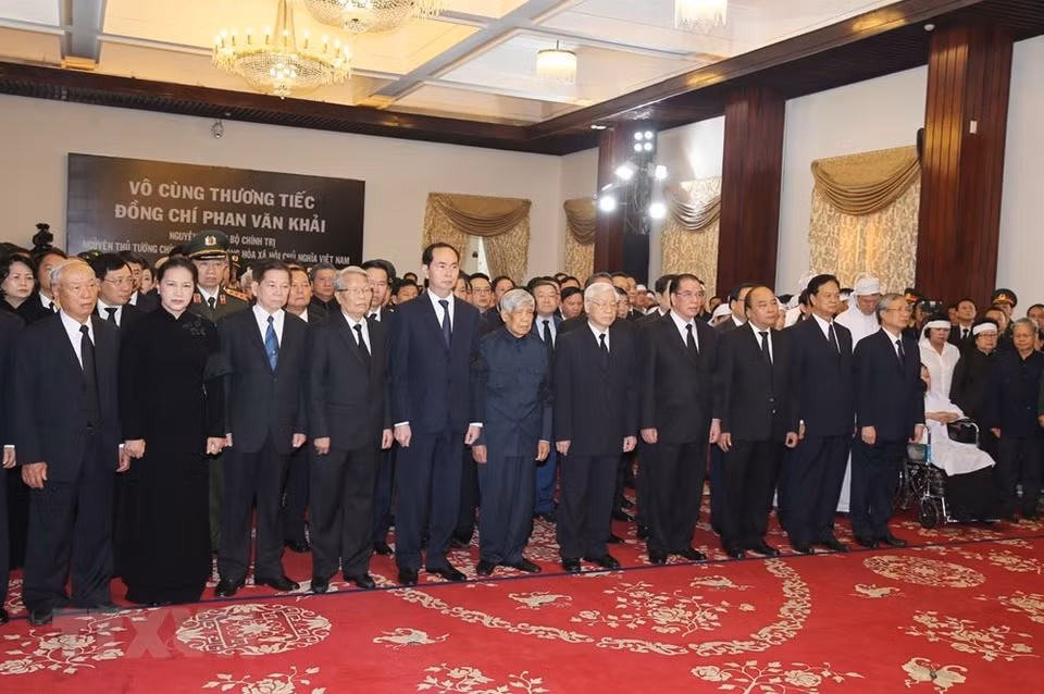 Dirigentes vietnamitas rinden homenaje póstumo a Phan Văn Khải en Ciudad Ho Chi Minh (Fuente: VNA)