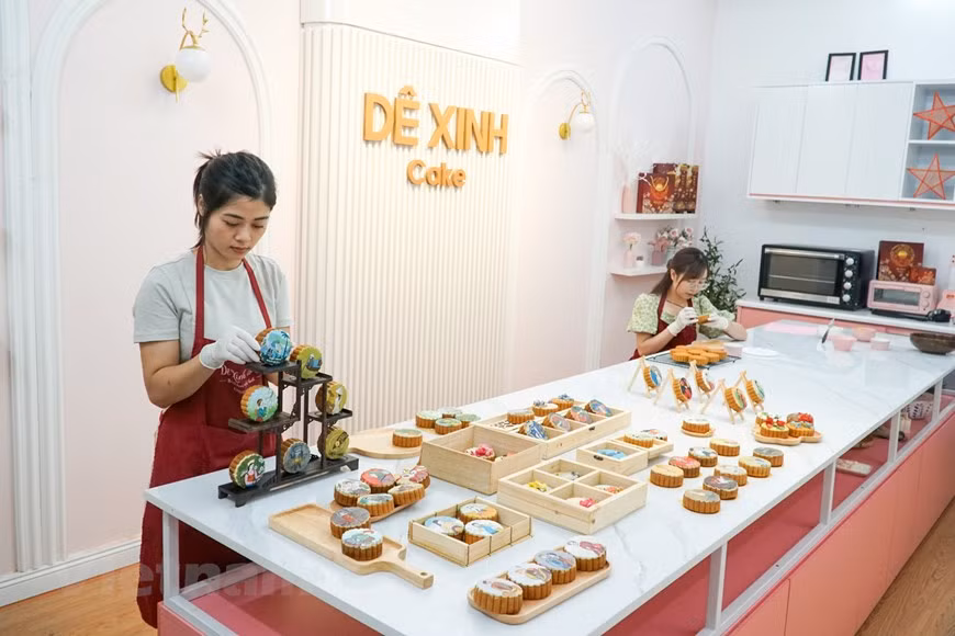 Actualmente, además de elaborar pasteles de luna, Thuy Duong también imparte una serie de clases para enseñar las técnicas al respecto. En un futuro cercano, espera abrir un taller sin fines de lucro para compartir con personas que tienen la misma pasión (Foto: Vietnam+)