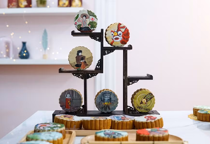Con su habilidad para pintar y amor por la cultura nacional, Thuy Duong "viste" los pasteles de luna con "ropas" únicas (Foto: Vietnam+)