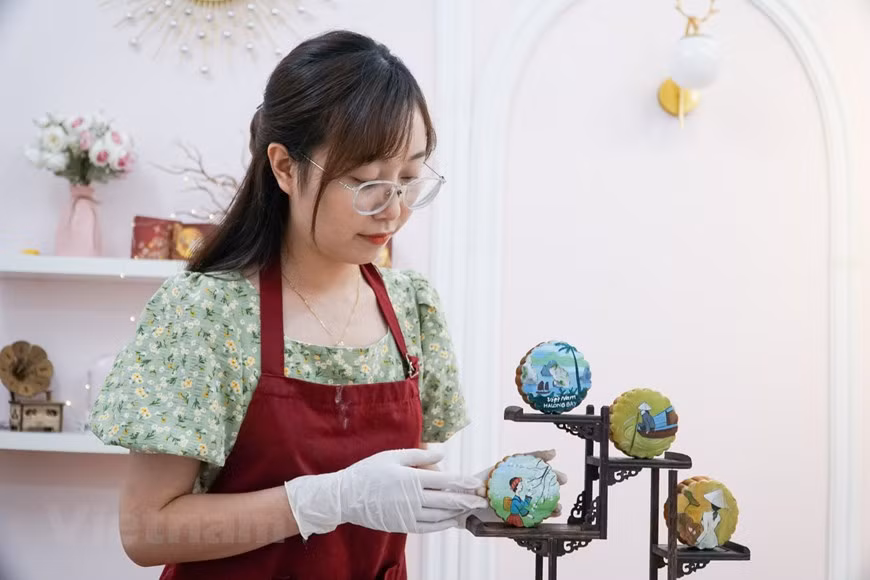 Con manos hábiles y gran creatividad, Thuy Duong (de 27 años, residente en el distrito de Thanh Xuan, Hanoi) ha elaborado pasteles de luna artísticos únicos con imágenes folclóricas tradicionales (Foto: Vietnam+)