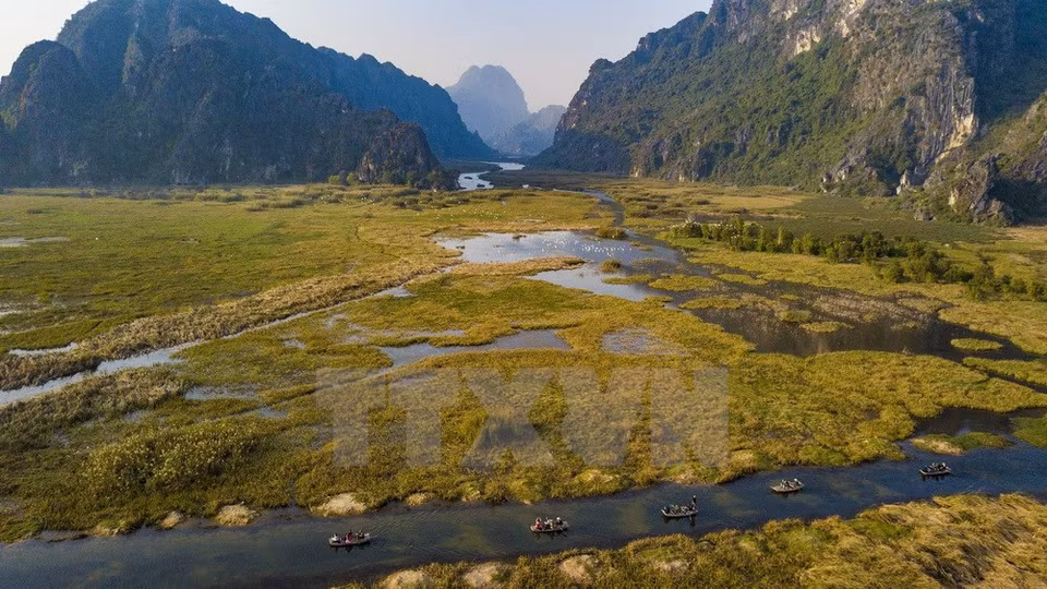 La laguna artificial fue formada durante la construcción del dique de más de 30 kilómetros de largo en el río Day. 