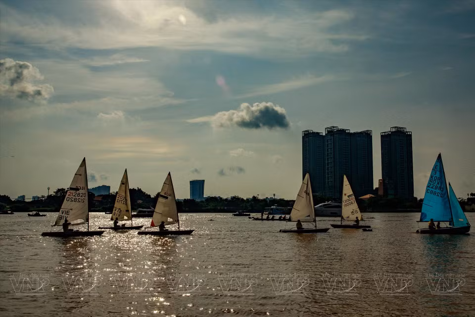 El río Saigón se llena de barcos que actúan durante el primer Festival fluvial de Ciudad Ho Chi Minh 2023. (Foto: Revista Ilustrada de Vietnam)