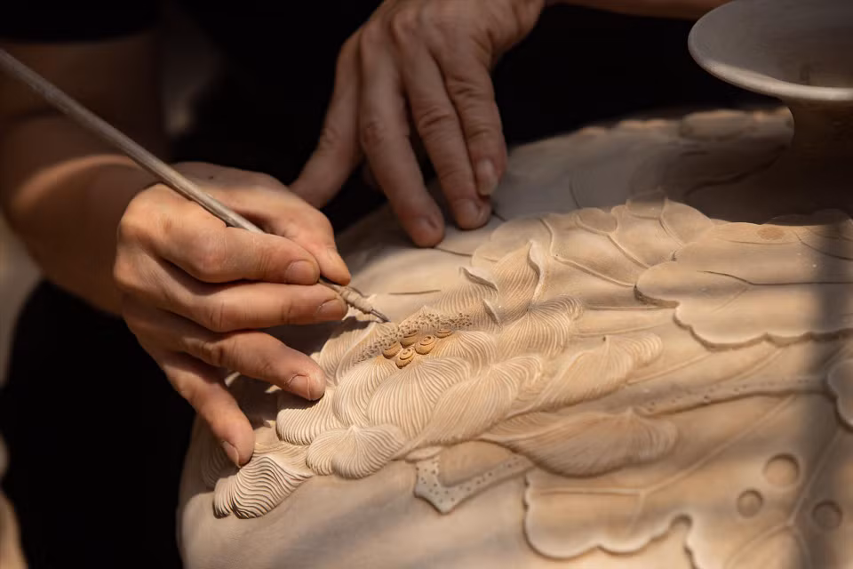 El artesano Nguyen Hung decidió dedicarse a la artesanía de la cerámica durante los últimos 40 años. (Fuente: VNA)