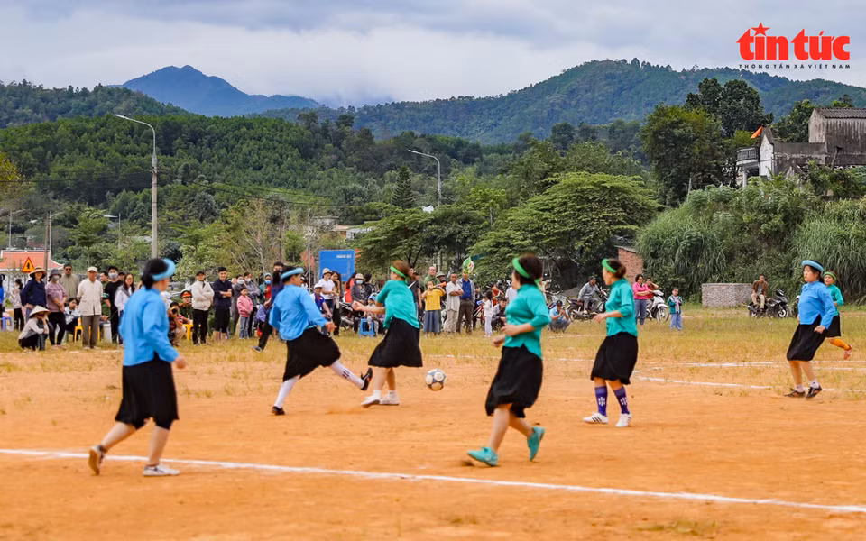 Las muchachas visten trajes típicos de la etnia San Chi en la cancha de fútbol. (Foto: Periódico Tin tuc)