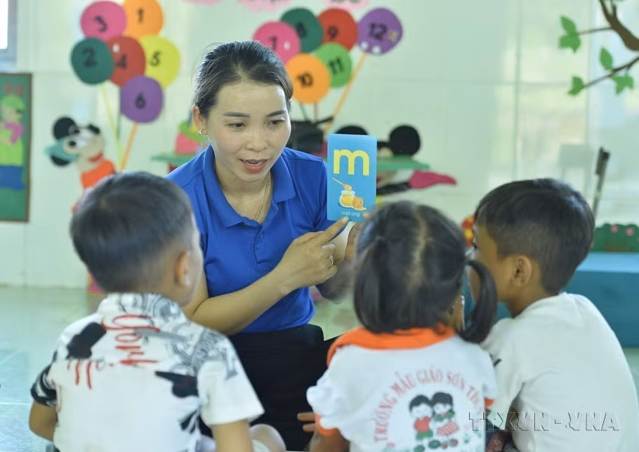 La maestra Mai Thi Lam ha dado clases muchos años en las tierras altas de Son Ha (Quang Ngai). (Foto: VNA)