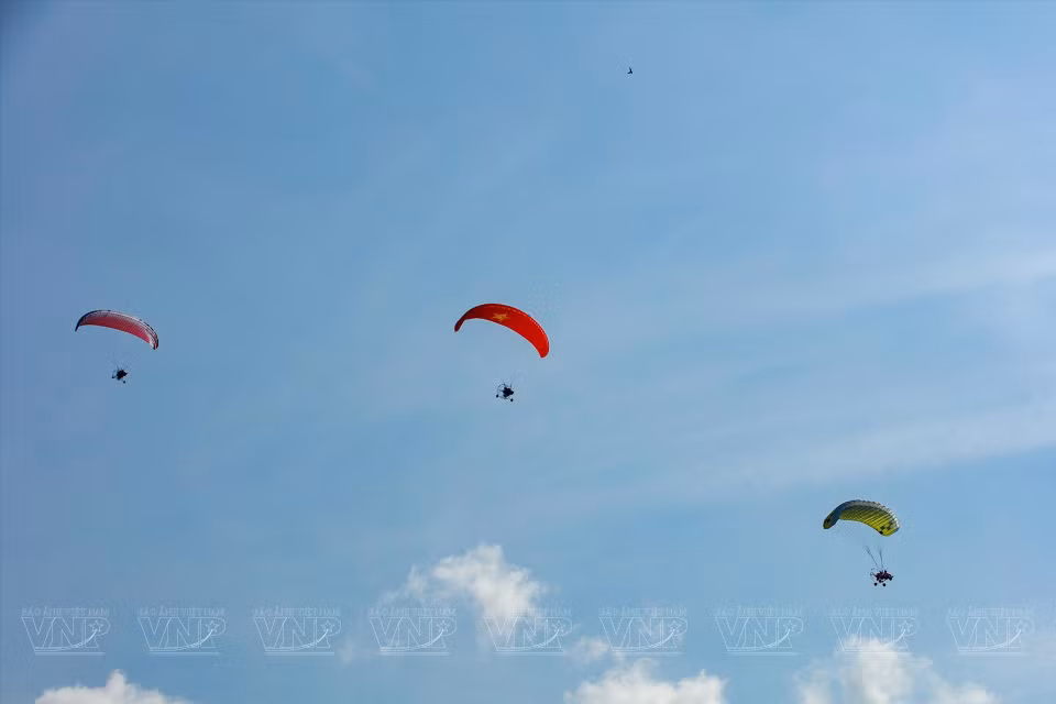 Actuación de parapente en el río Saigón. (Foto: Revista Ilustrada de Vietnam)