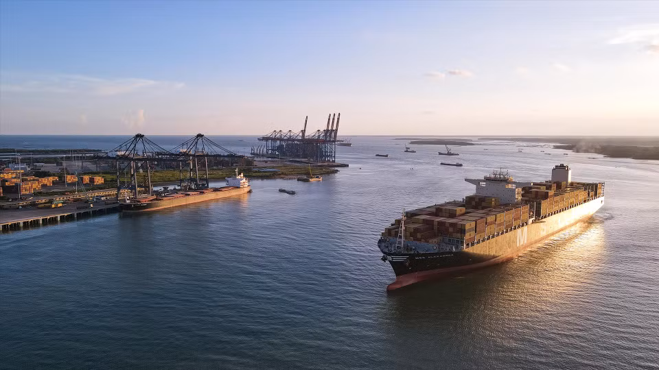 El buque MSC ALEXANDRA, con un arqueo bruto de 165 mil 908 toneladas y una eslora de 365,5 m, atraca en el puerto de SSIT para cargar y descargar cerca de 12 mil TEU. (Fuente: Revista ilustrada)
