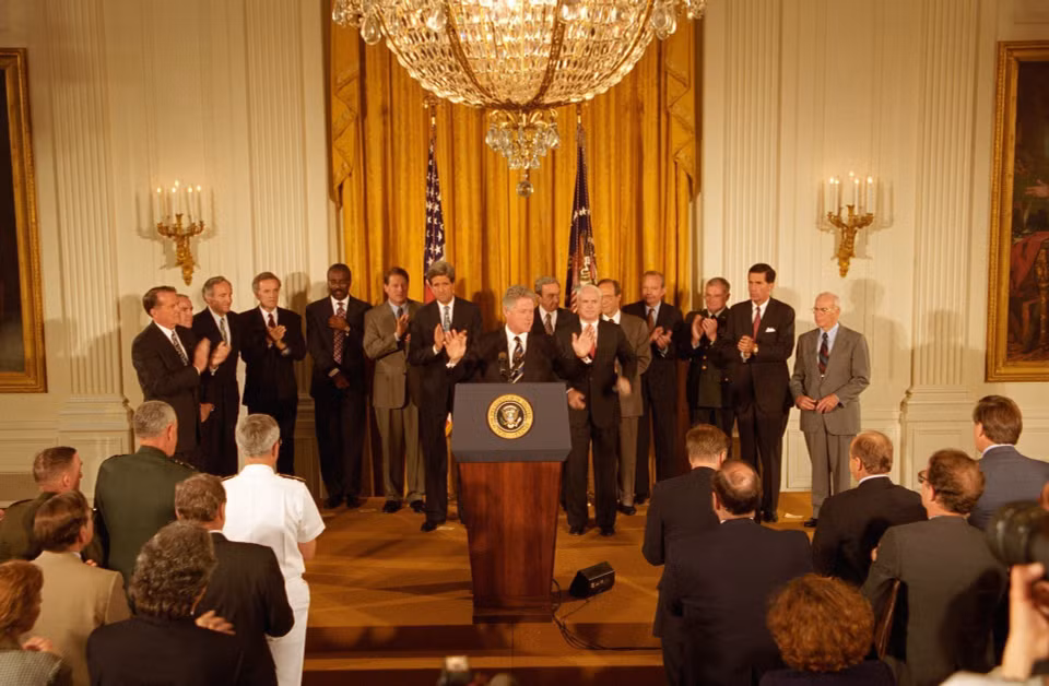 El 11 de julio de 1995, en Washington, el presidente estadounidense, Bill Clinton, leyó una proclamación para normalizar las relaciones diplomáticas con Vietnam. (Foto: Archivo de la Casa Blanca/VNA)