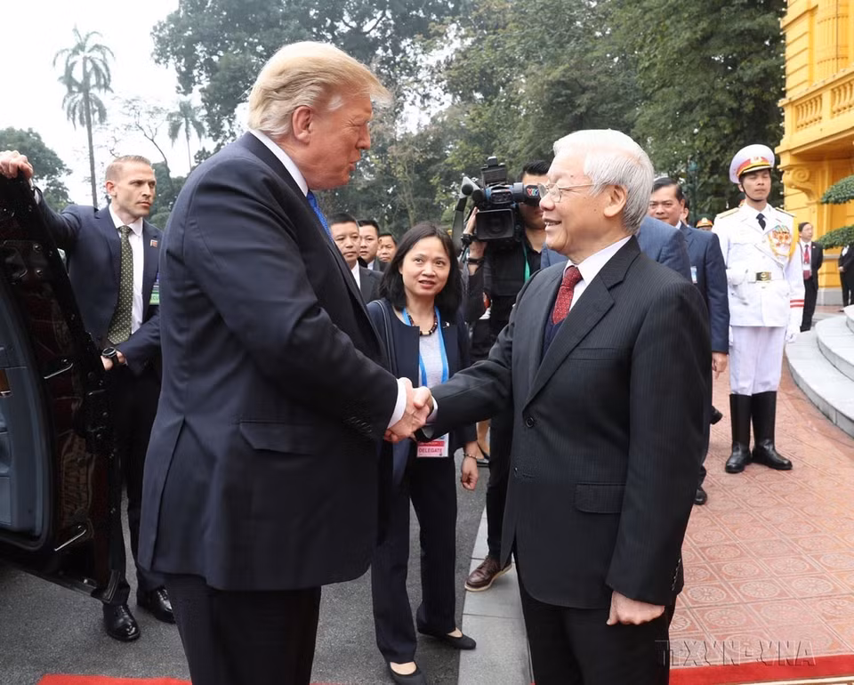 El secretario general del Partido Comunista de Vietnam y presidente del país, Nguyen Phu Trong, recibió y conversó con el presidente estadounidense, Donald Trump, con motivo a su visita a Vietnam para la segunda Cumbre Estados Unidos-Corea del Sur, el 27 de julio de 2019. (Foto: VNA)