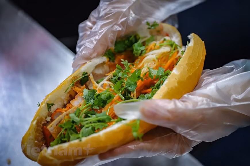 El Banh mi generalmente se rellena con paté, jamón vietnamita, pepinillos, cilantro y salsa. Dependiendo de la región, los visitantes disfrutarán de muchos tipos de bocadillo con diferentes rellenos. (Foto: Vietnam+)